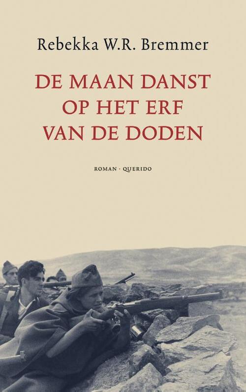 De maan danst op het erf van de doden -  Rebekka W.R. Bremmer (ISBN: 9789021404912)