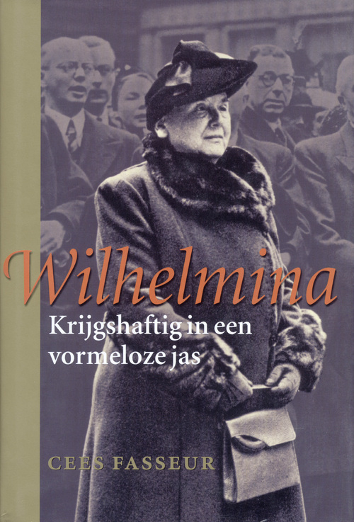 Wilhelmina, krijgshaftig in een vormeloze jas